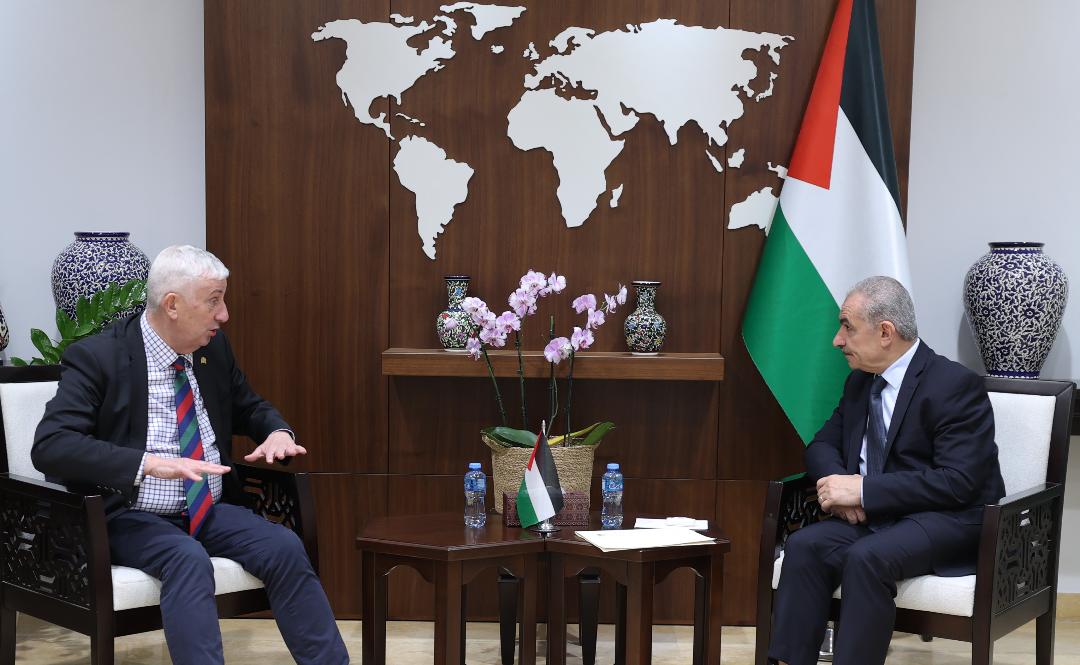 اشتية خلال لقائه رئيس مجلس العموم البريطاني